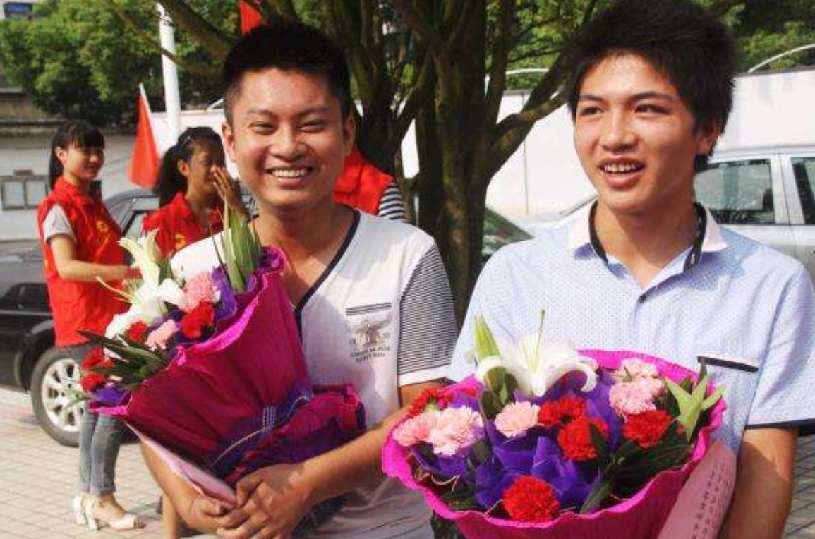 2014年，两名“夺刀少年”救下全车人后错过高考，后来怎么样了？