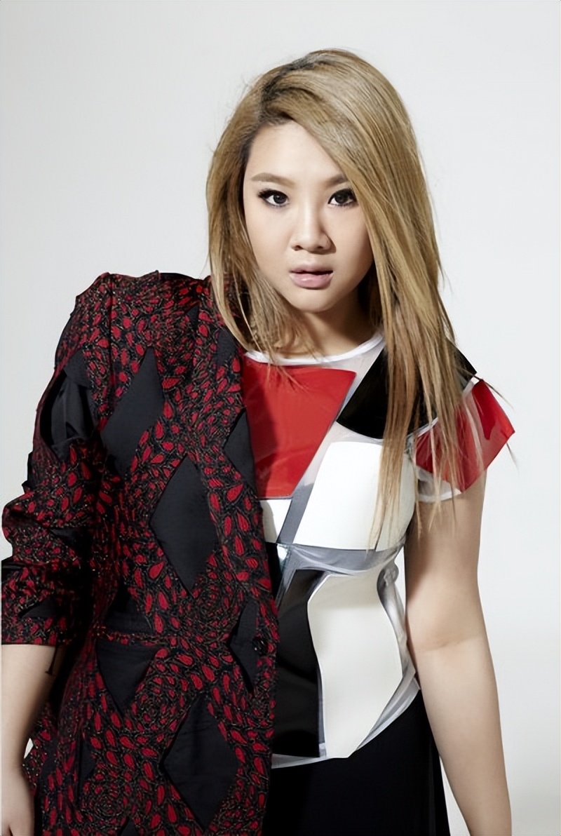 而消息还有模有样的配上郑欣宜的父亲郑少秋流泪的照片.