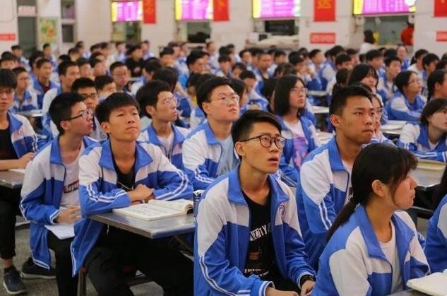 大学生期末考试与中学的不同，压力很大，挂科会影响保研和评优