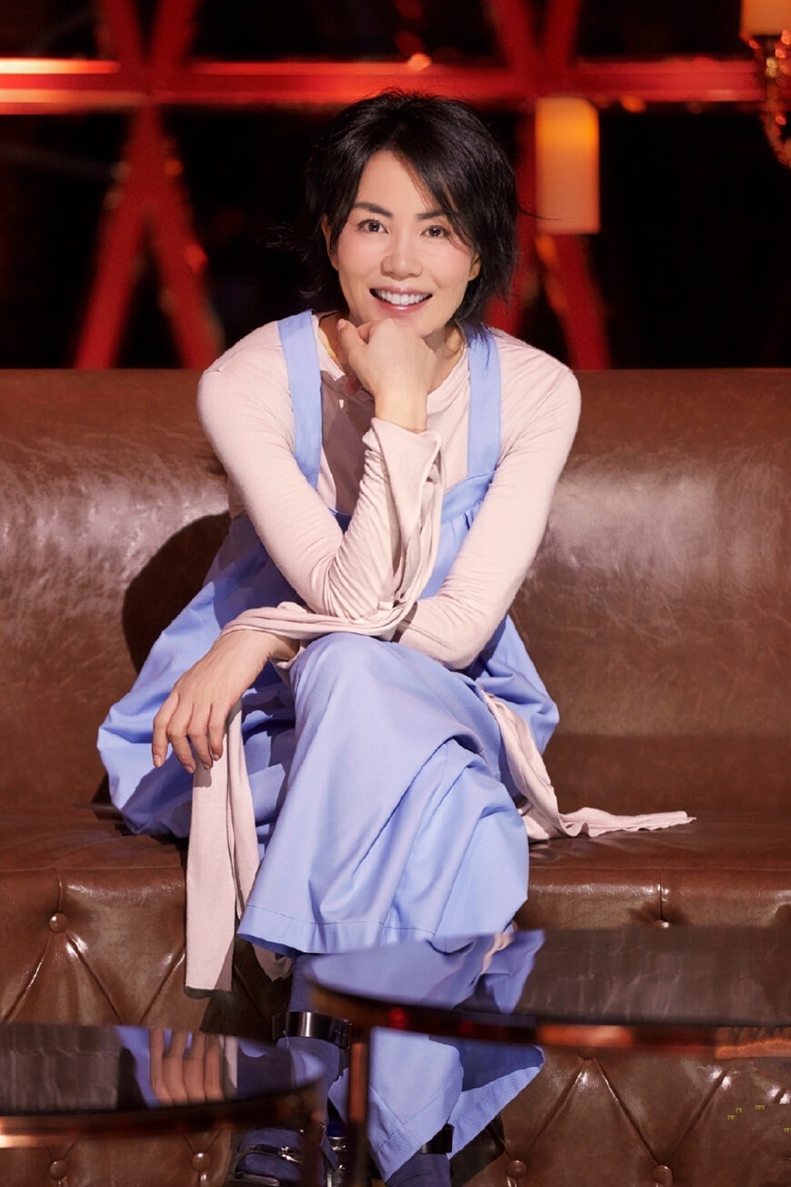 王菲穿搭也失误,穿碎花裙秒变"大妈",完全没有偶像气质了