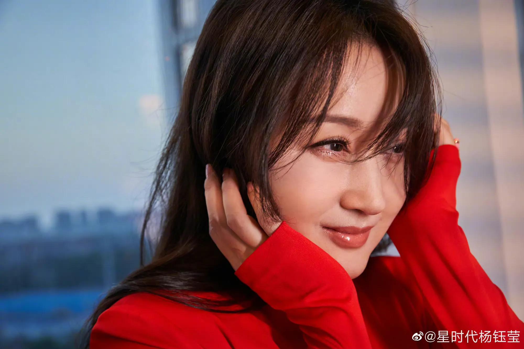 杨钰莹怼脸自拍,脸肿眼小,疑似整容,往日容貌不再,有些可惜