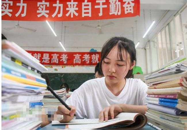 什么？天津高校的期末考试内容是画画，原材料使用的是微生物