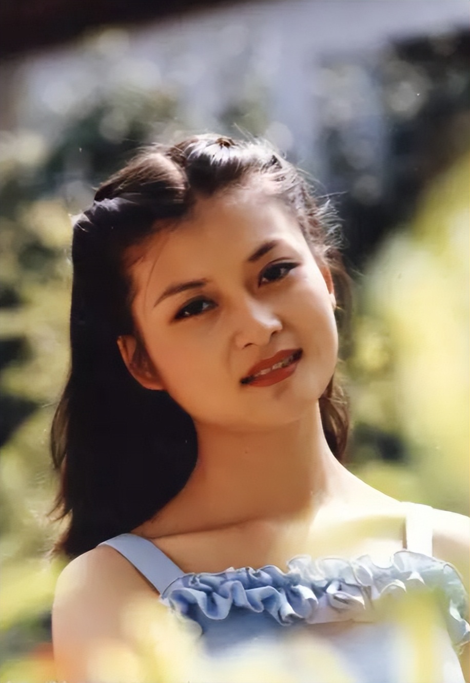 朱晓琳:15岁唱《妈妈的吻》,21岁退圈经商,53岁依旧未婚