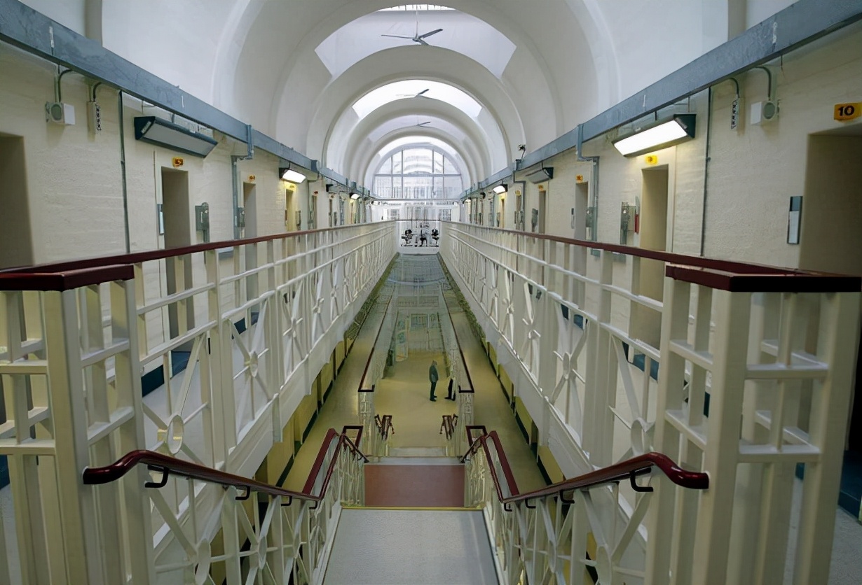 英国“食人魔”专杀恋童变态，被锁地牢38年，网友：比死刑残忍