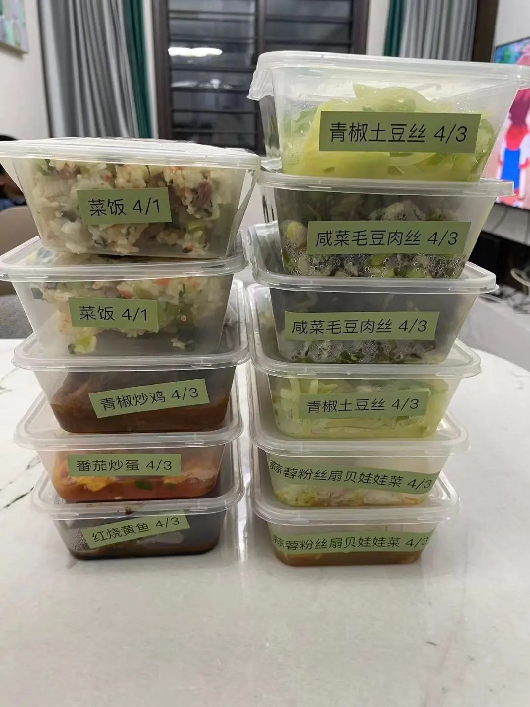 痛！上海女子自发感谢外卖小哥，结果被网暴致死：200元打发乞丐