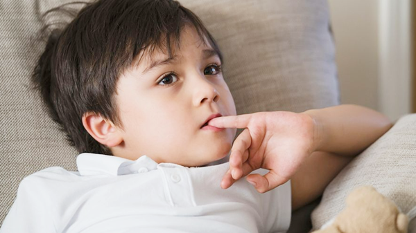 孩子喜欢吃手指,家长要不要制止?了解二者之间的差别后再做决定