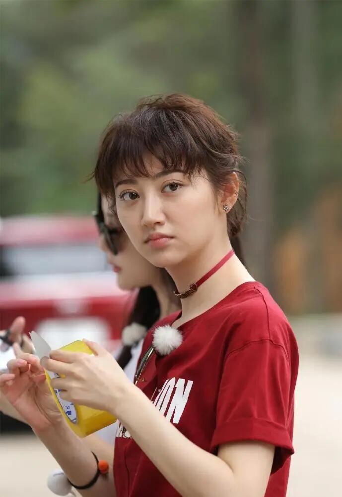 景甜真不适合剪短发!看起来又老又土,网友直呼:太丑了