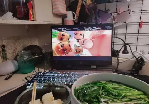 女生哭诉想念本科室友，读研之后寝室关系冷漠，大家各忙各的