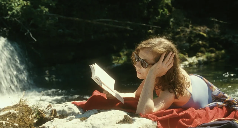 的裙子,100蓝屋顶,红色的烟囱点缀着,红蓝配色随处可见,在法国电影里