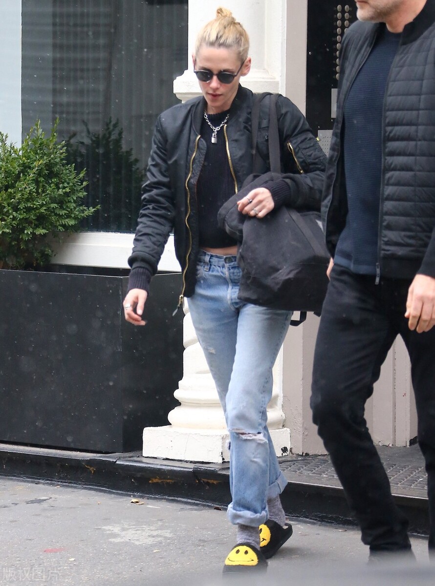 克里斯汀-斯图尔特的街拍也是很有看点,一件黑色飞行员夹克内搭黑色