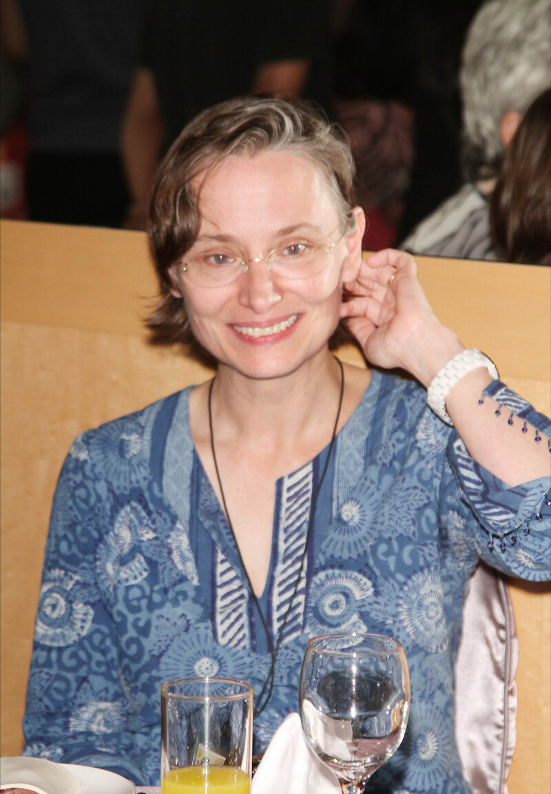 周华健和美国媳妇罕见同框,妻子头发花白挺显老,打扮却素雅高级