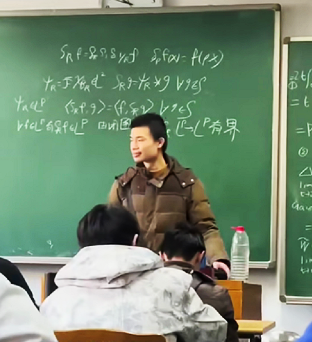 北大女研究生对韦神“芳心暗许”，想要追到韦东奕，可以师生恋吗