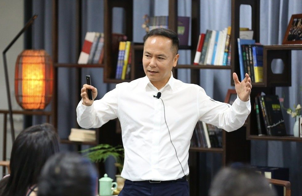 浙江隐形富豪：与马云称兄道弟，如今身价百亿，娶小20岁明星妻子
