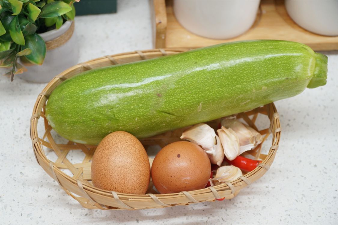 年夜饭的“拿手”素菜，西葫芦和鸡蛋一起炒，想不到的好吃，简单