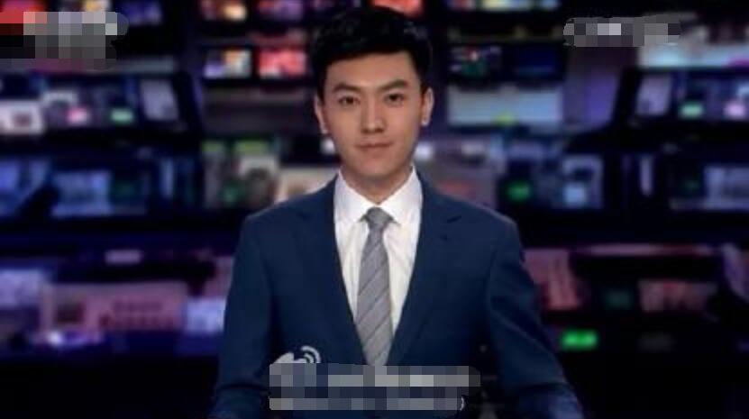 央视90后男主播李泽鹏爆红：明明可以靠脸吃饭，却要靠才华