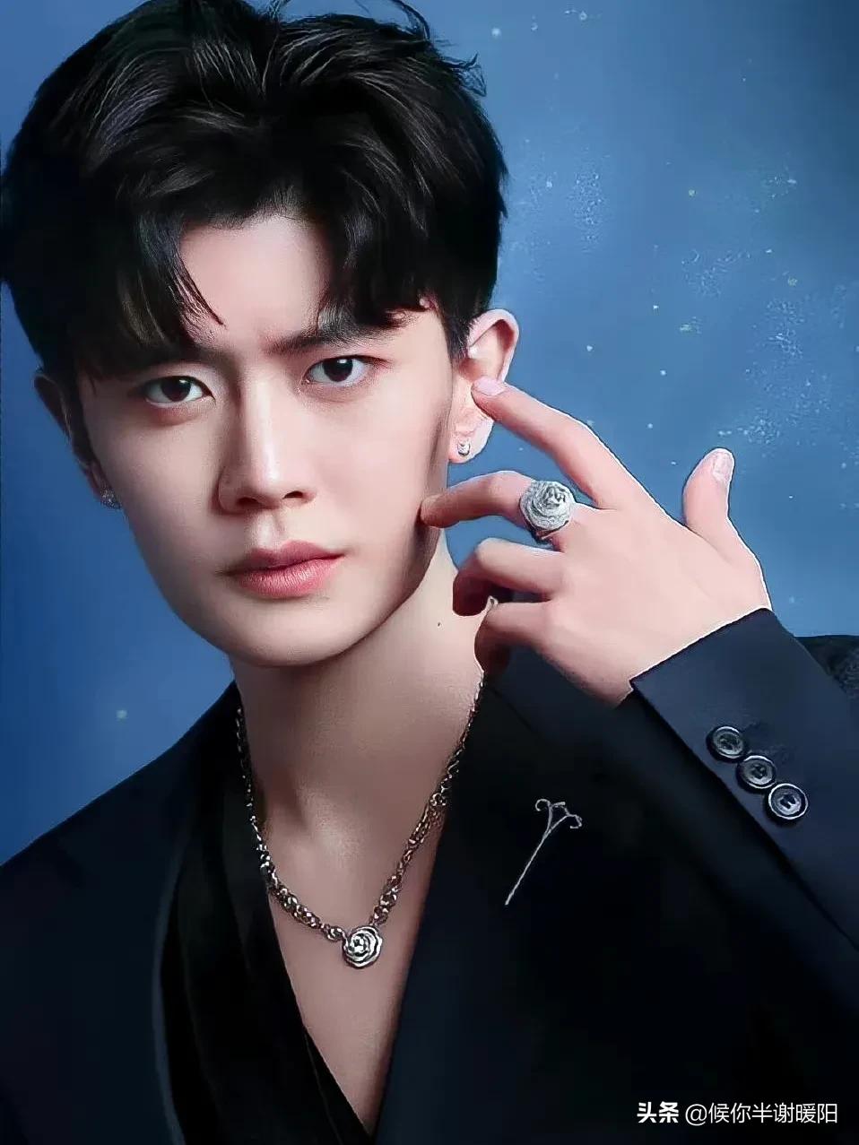 最适合戴项链的几位男明星：王一博李现霸气，肖战精致又矜贵