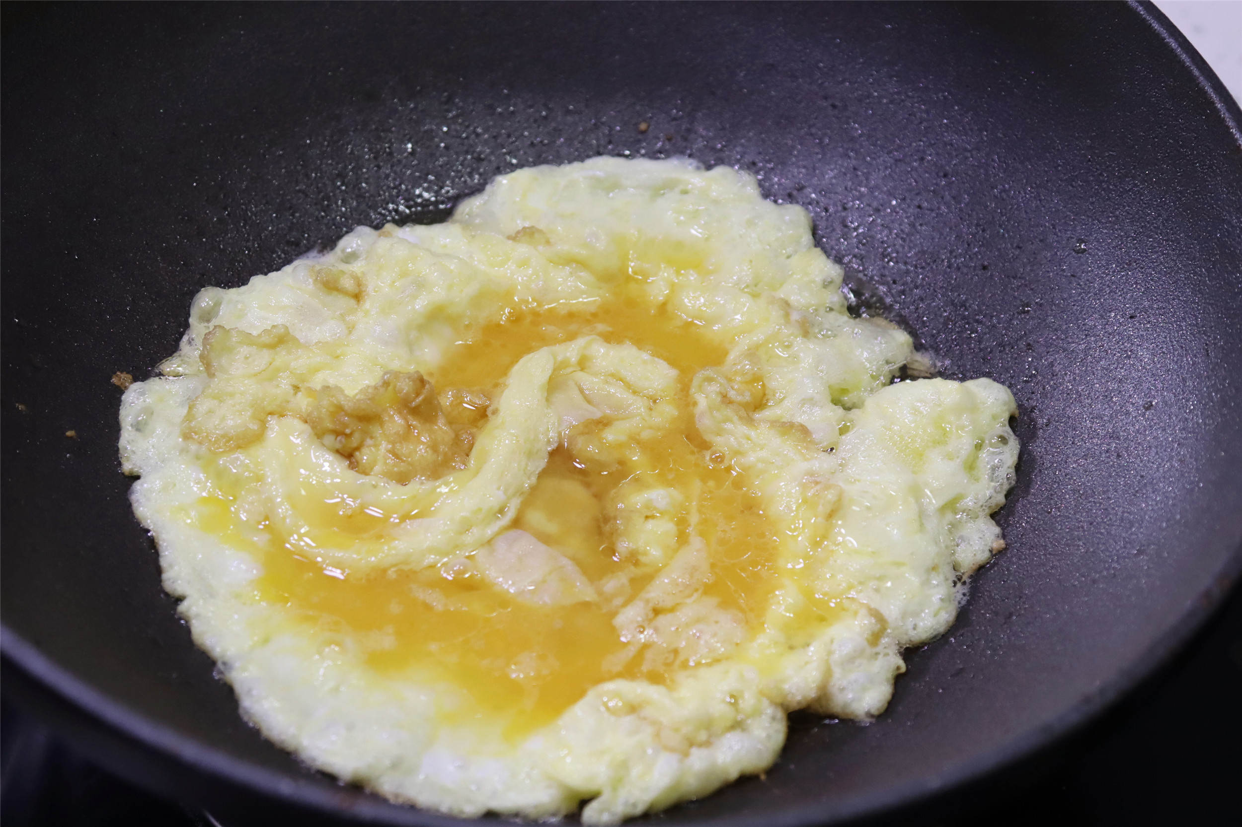 春天，雞蛋和大蒜天生一對，簡單炒一炒，很多人不知道有啥用