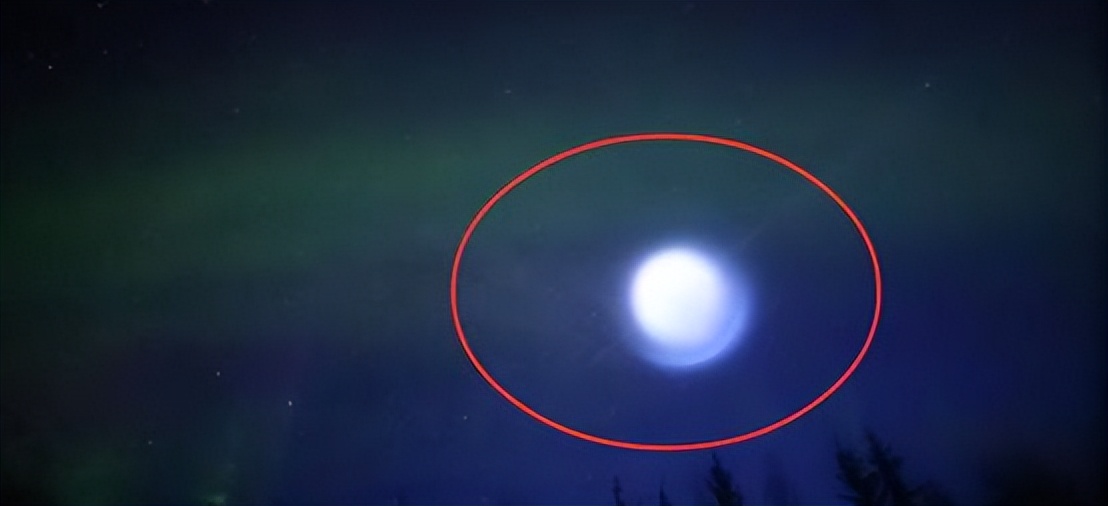 巨型UFO现身阿拉斯加上空，美专家称是中国火箭，真相究竟是啥？