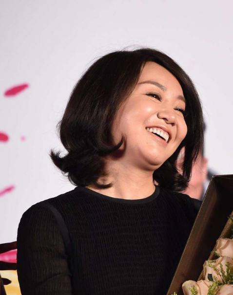 离婚18年了，闫妮和前夫邹伟的人生状况，有何不同？