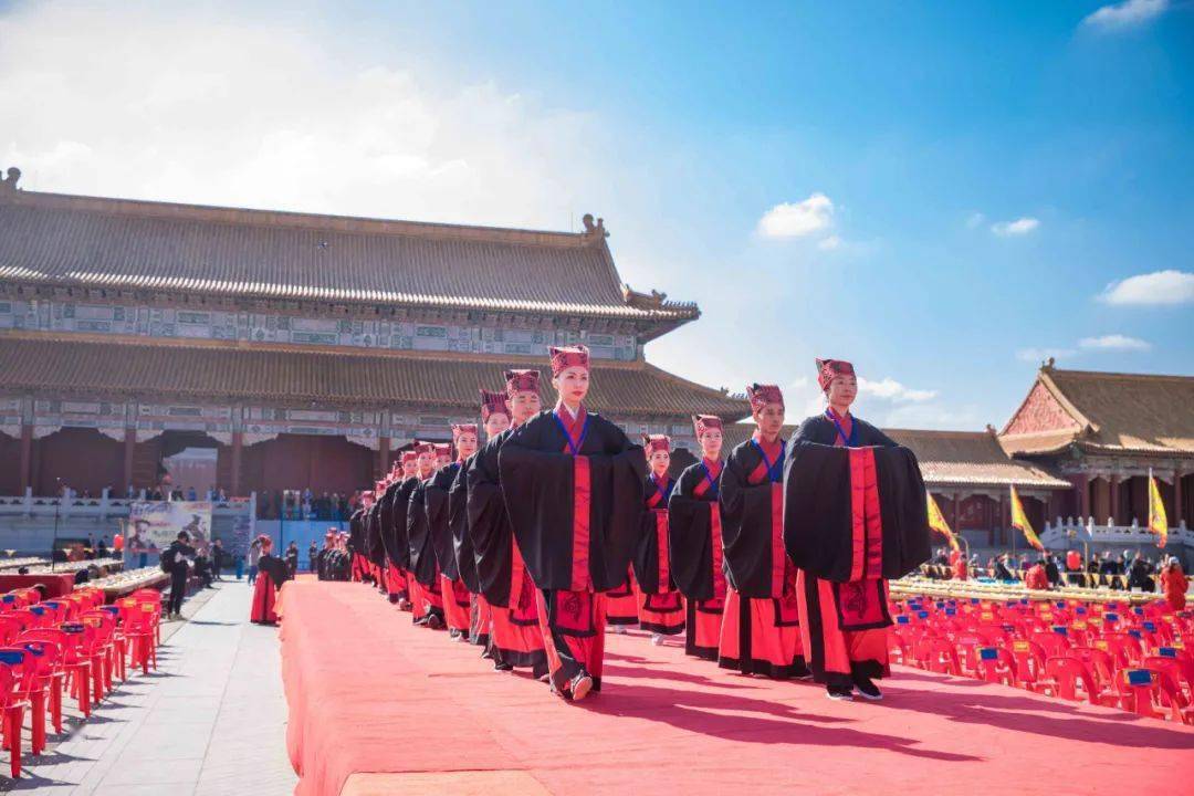 中曾记载道:"立夏之日,天子亲率三公,九卿,诸侯,大夫,迎夏于南郊