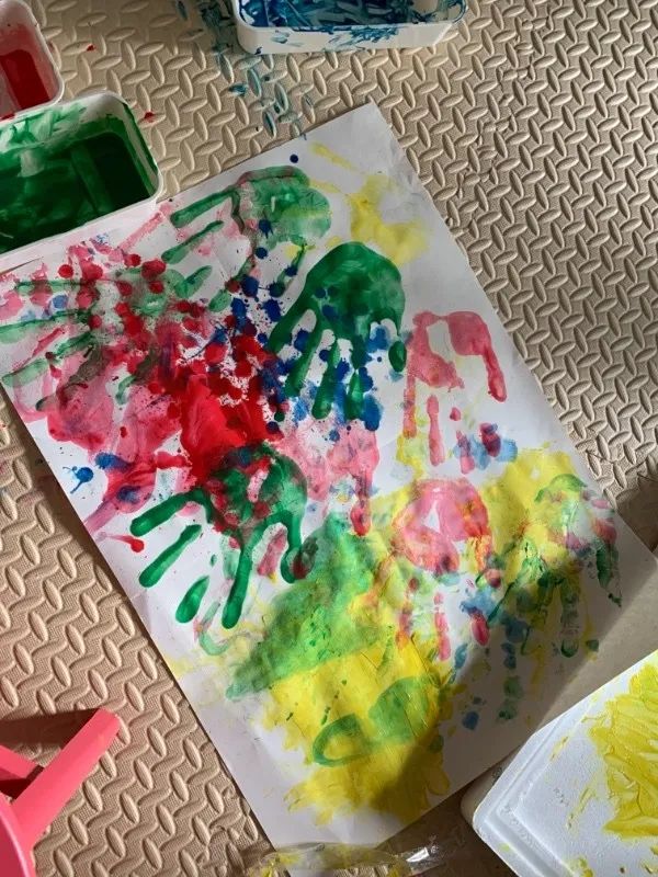 婴儿图片绘画(孩子在墙上涂鸦，妈妈回应获赞百万：有想象力的孩子，太惊艳了)