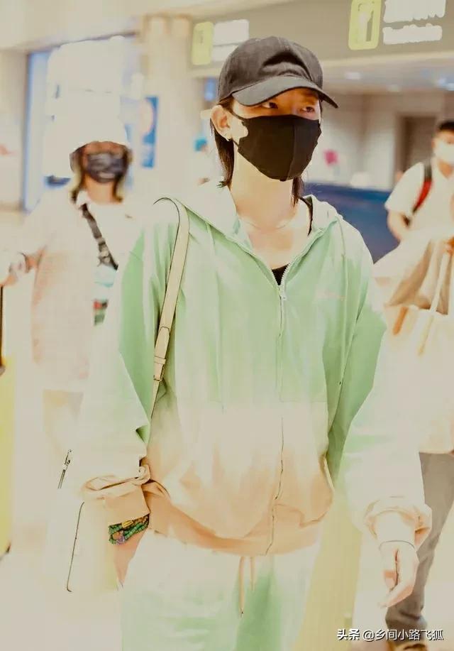 李斯丹妮一身奶绿色运动套装现身机场 清新飒爽星范足