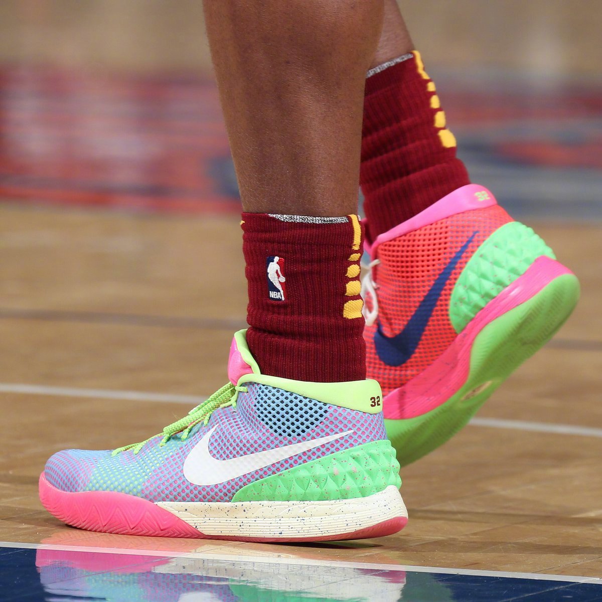 nike欧文4(nike欧文1到8代限量配色篮球鞋nba赛场上脚合集!