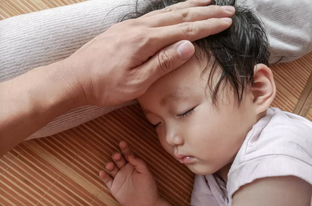 孩子发烧吃退烧药就行?不!有这7种症状,要立即就医