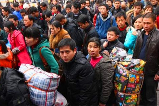 建筑工地上的女民工越来越多，居住环境有待提高