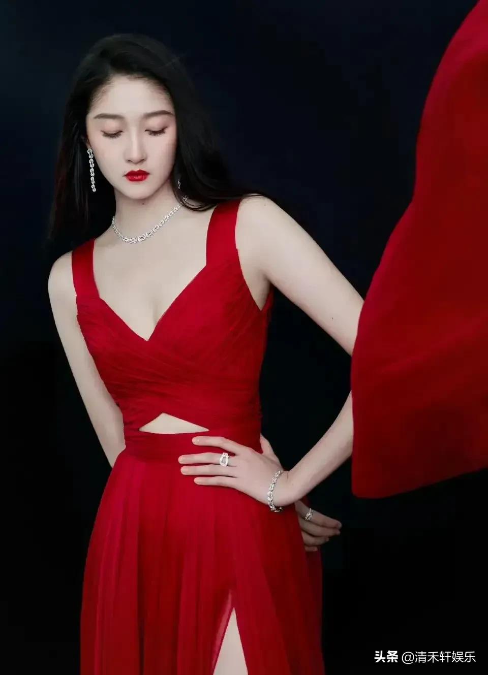 鹿晗正牌女朋友关晓彤，是真好看。鹿晗应该很幸福吧