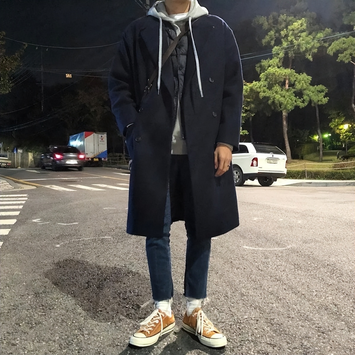 皮肤较(jiao)黑的男士适合穿什么颜色的衣(yi)服（皮肤较黑的男士适(shi)合穿什么颜色的衣服(fu)呢）-第8张图片-大连信息网(wang)