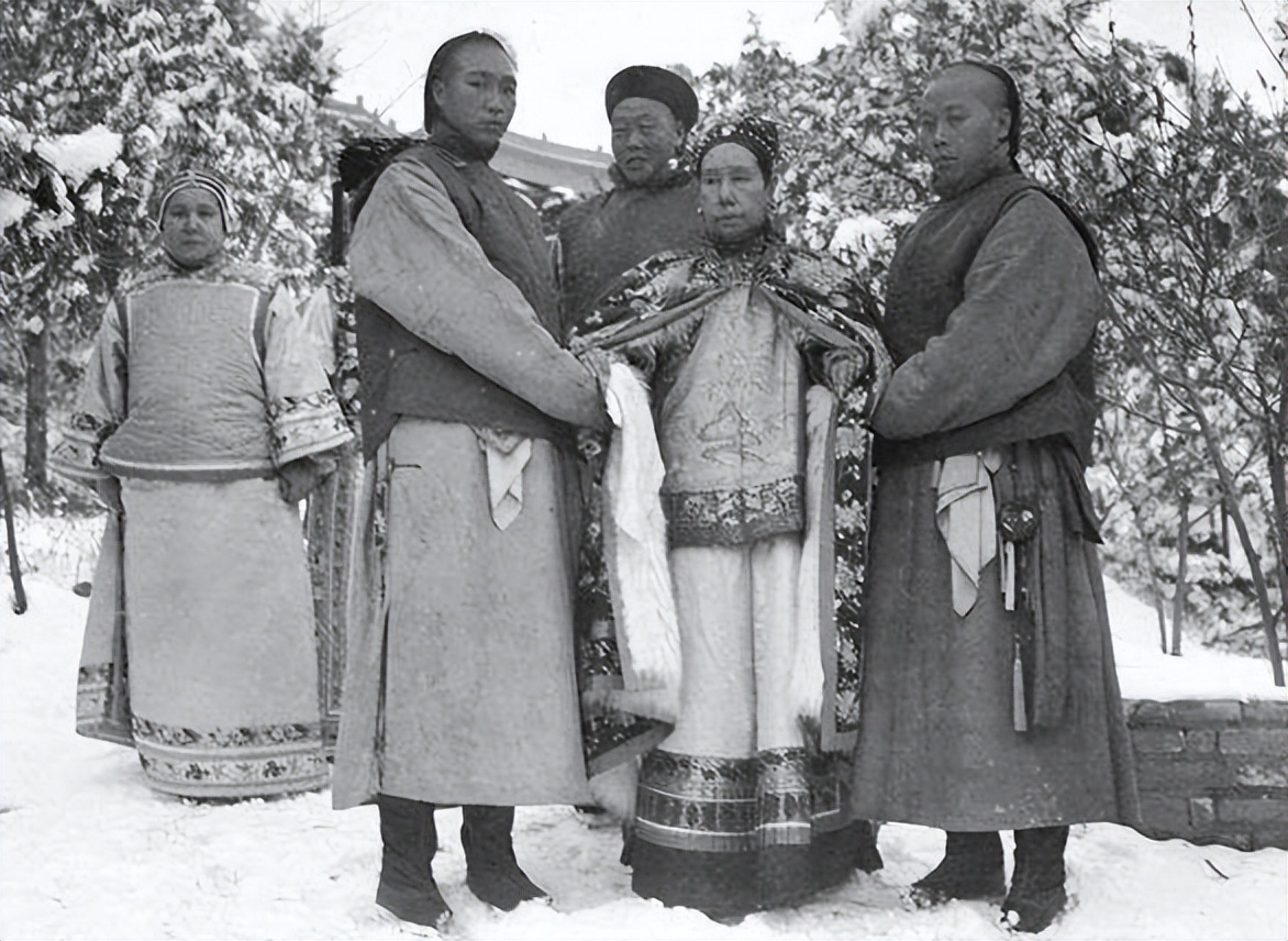 霍元甲踢馆慈禧保镖，踢了两脚后转身就走，对手站在原地纹丝不动