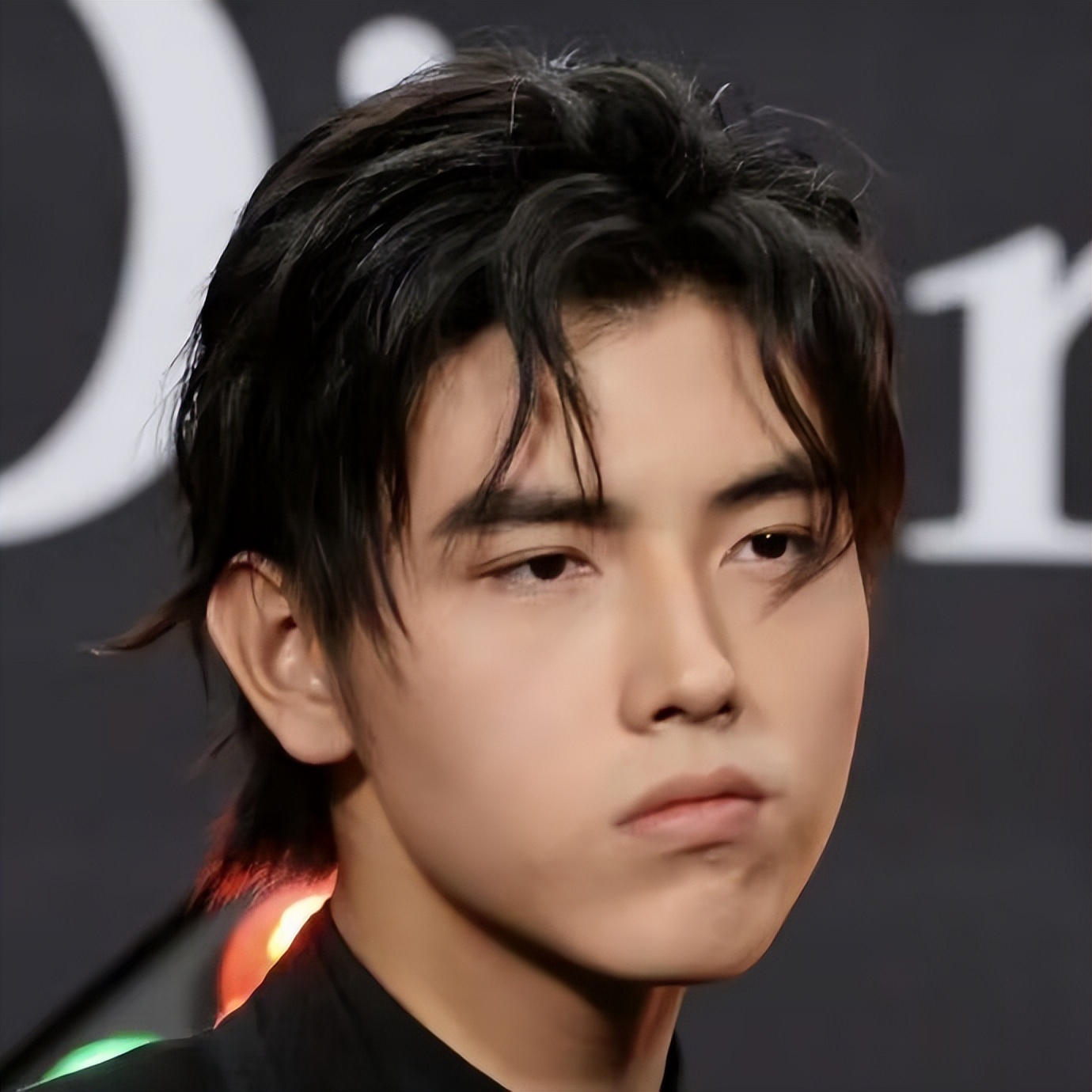 生图下的陈飞宇,和精修图差距很大,网友直言:眼神太奇怪!