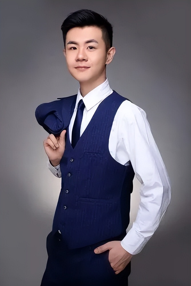 央视90后男主播李泽鹏爆红：明明可以靠脸吃饭，却要靠才华