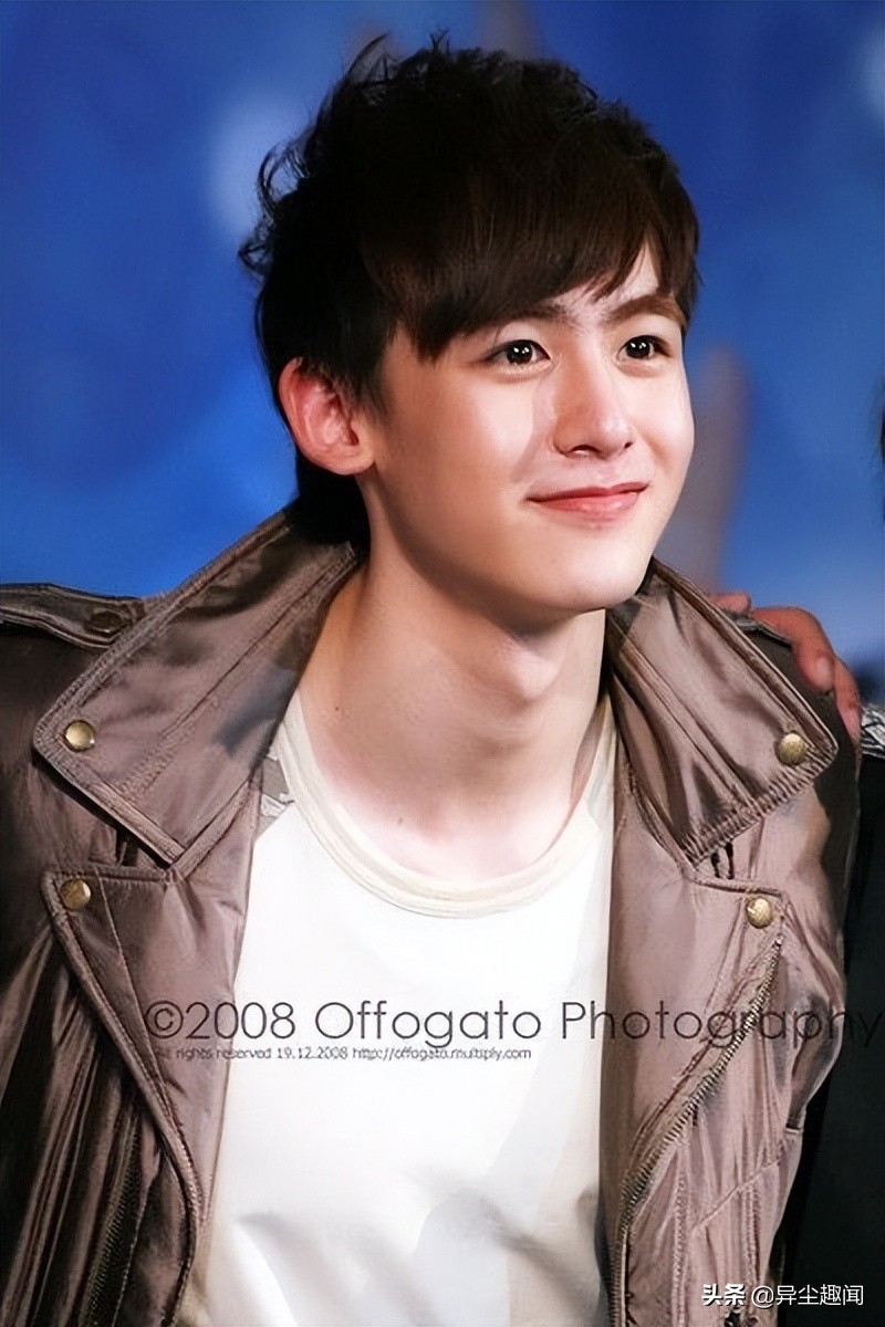 2pm尼坤当年小奶狗肌肉外表人气超高33岁近况却变黝黑胡渣大叔