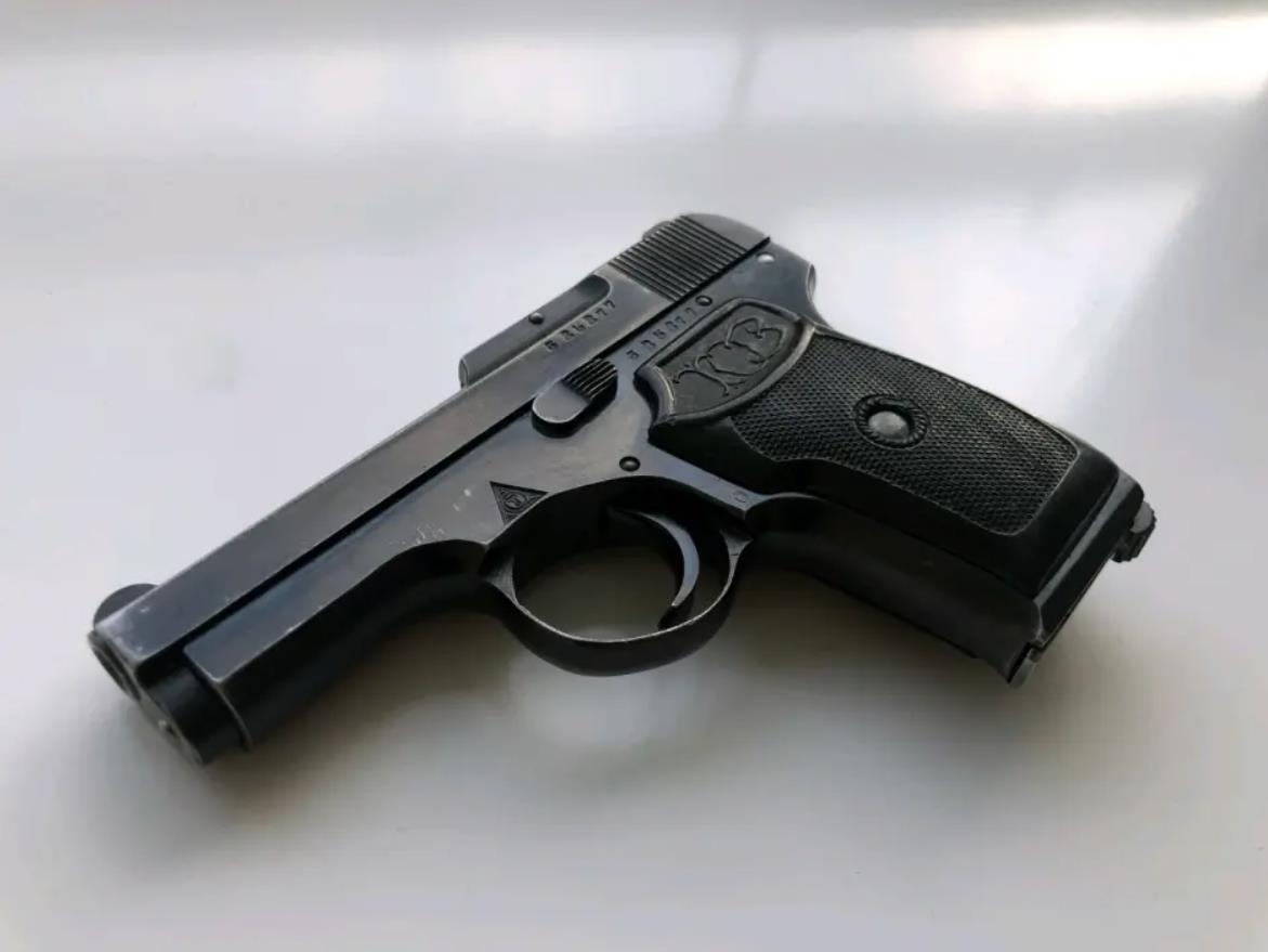 苏联的第一种紧凑型手枪,诞生在马卡洛夫的前面,模仿了勃朗宁m1906型