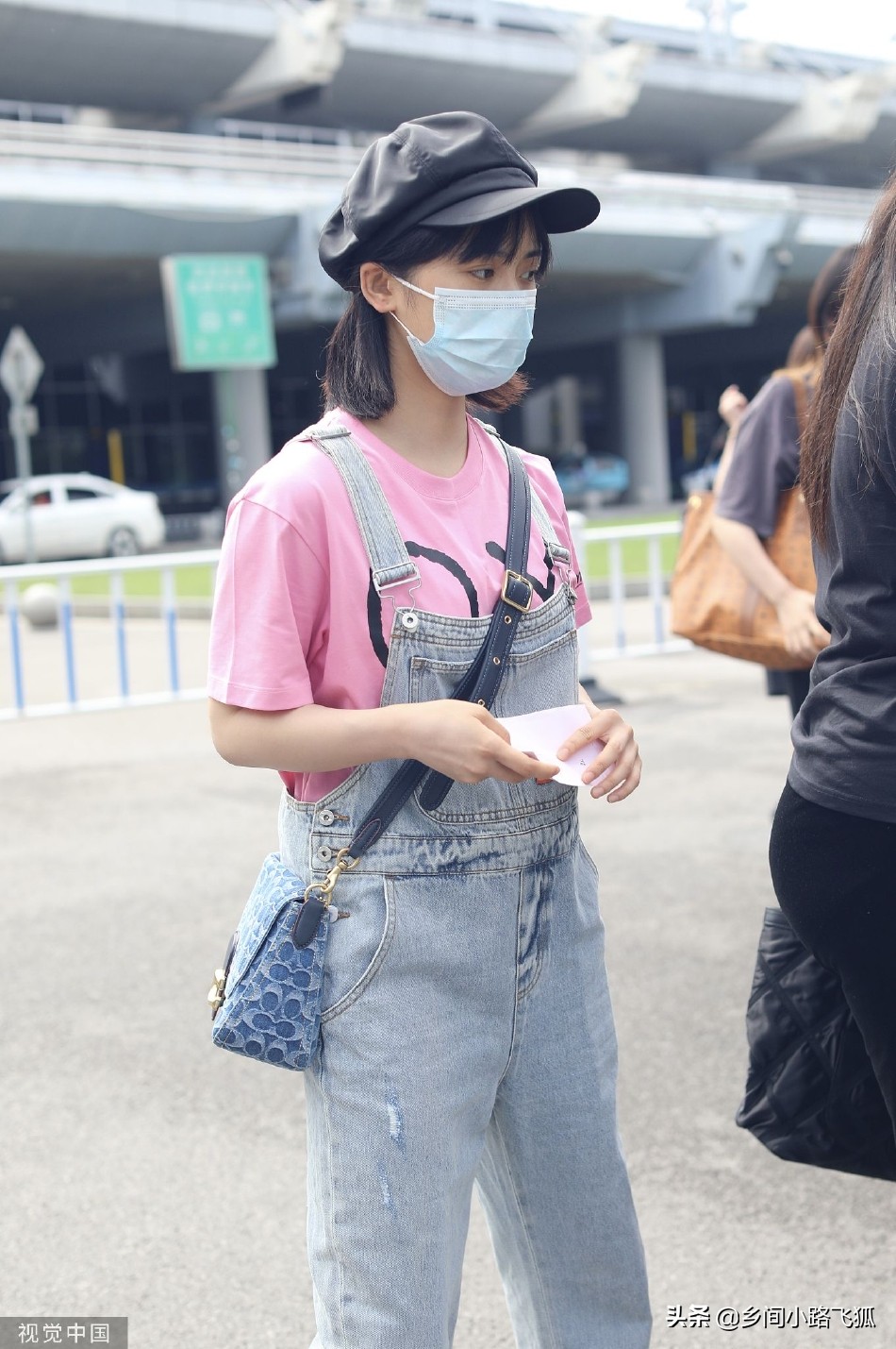 沈月戴贝雷帽现身机场 穿粉色T恤搭背带裤青春靓丽