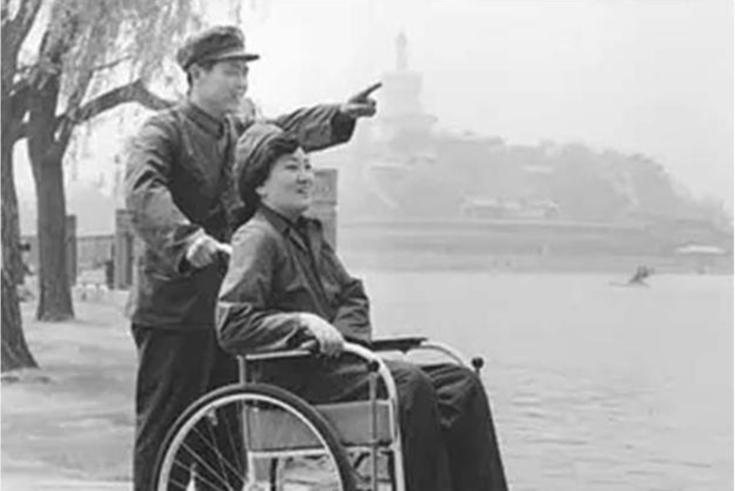 痴守瘫痪妻41年，丈夫收到女孩来信：我愿意嫁你，一起照顾你妻子