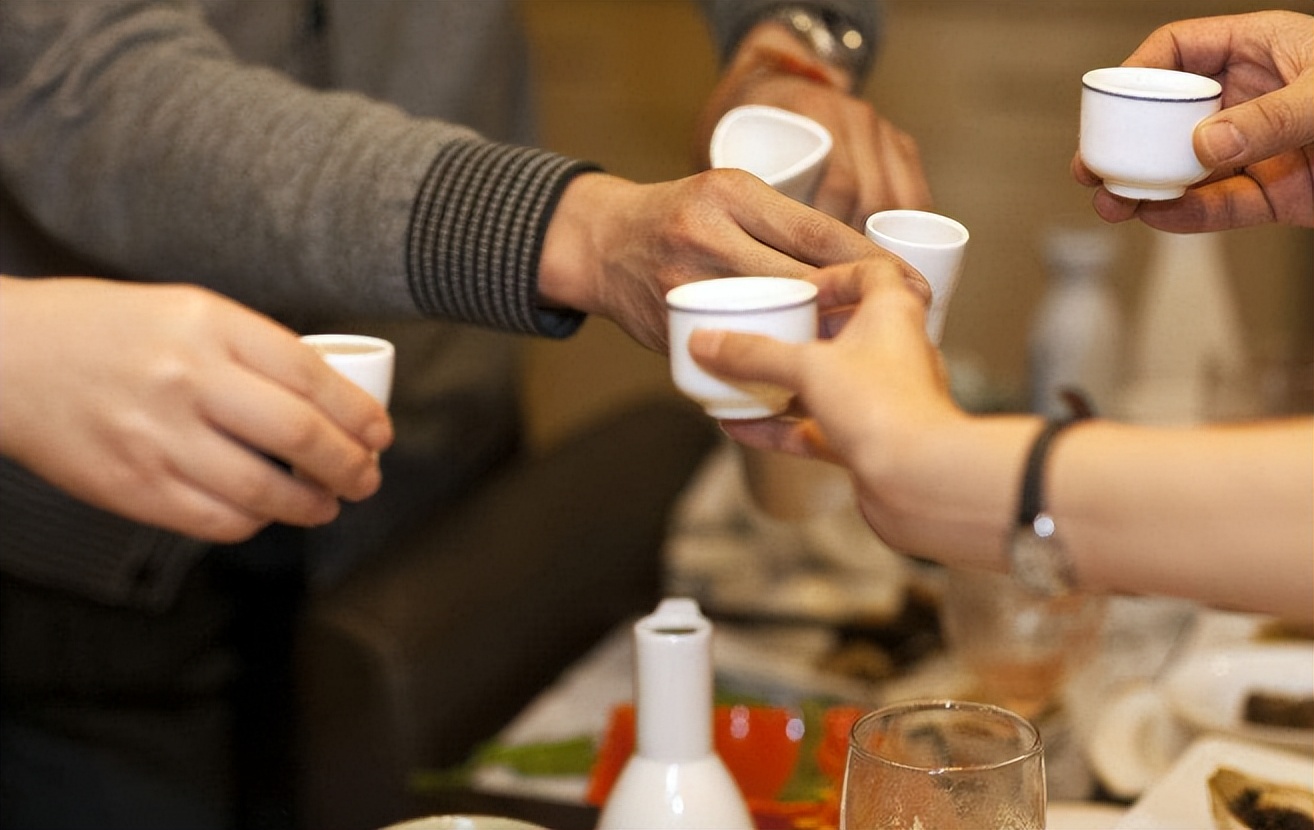 赵本山能喝多少酒(63岁赵本山与好友酒局照流露网上,大口喝酒,网友