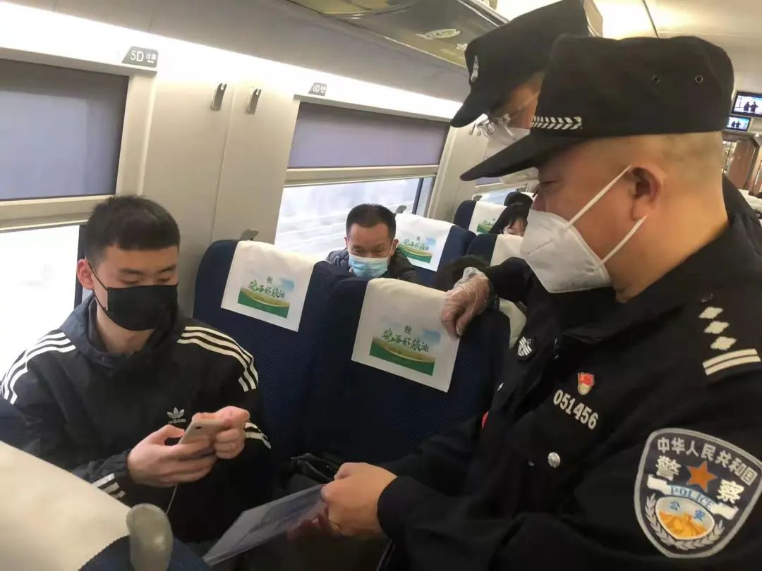 郑铁乘警五大队：安全宣传进车厢 守好旅客“钱袋子”