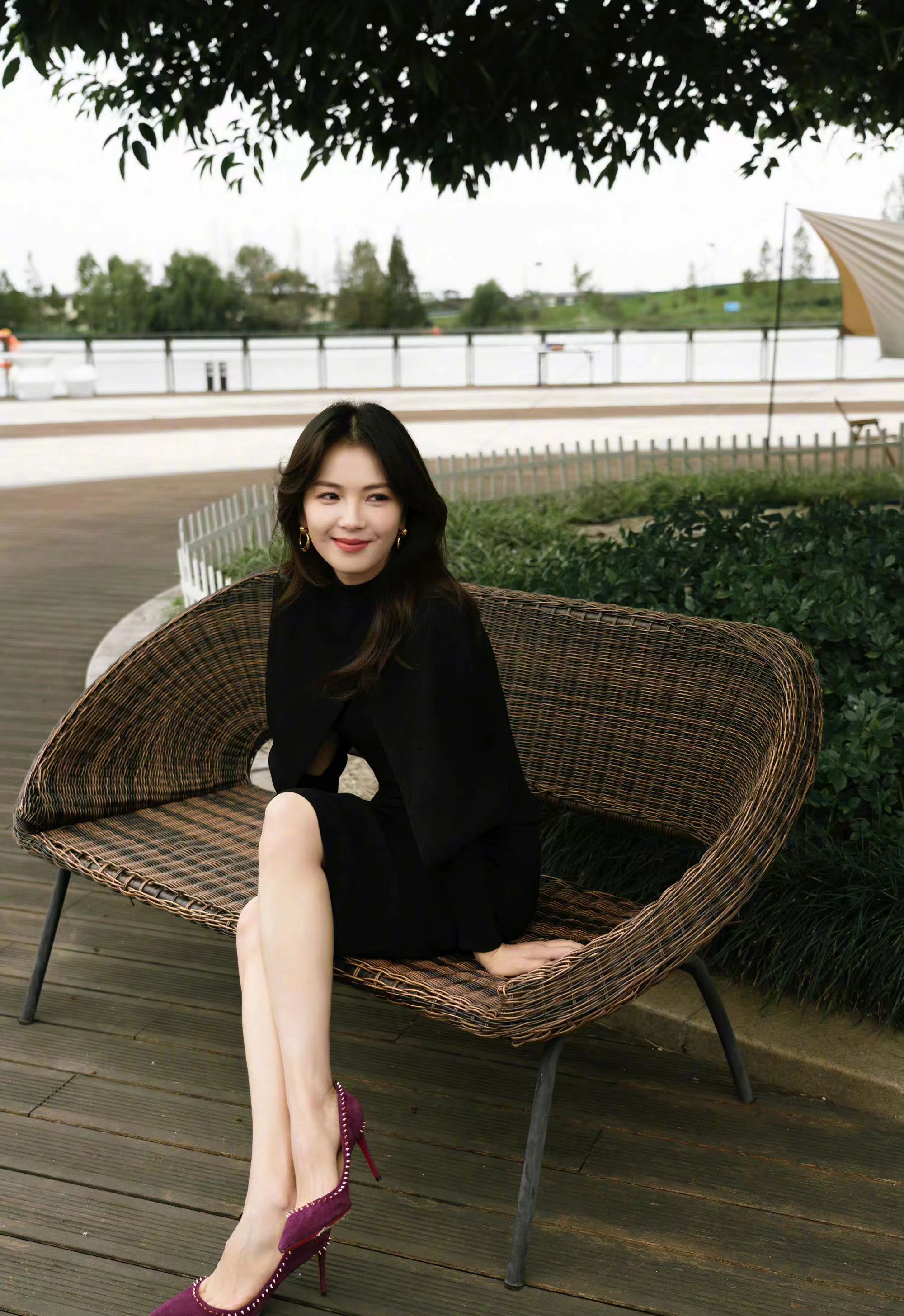 刘涛气质真好,穿简约小黑裙搭配高跟鞋,美得优雅大气