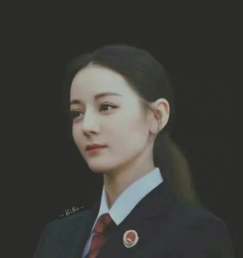 迪丽热巴新剧《公诉精英》杀青，首次出演检查官