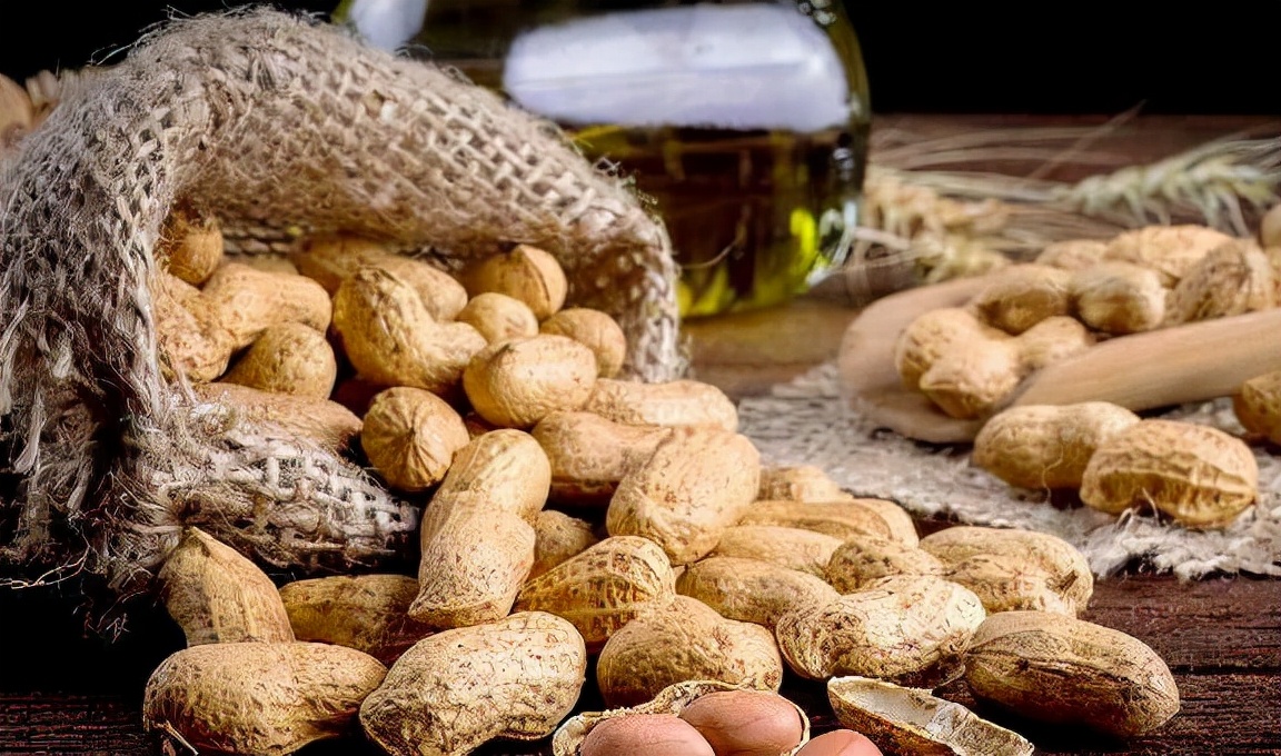 早起空腹吃几粒花生，坚持半个月，这4个好处也许“不请自来”