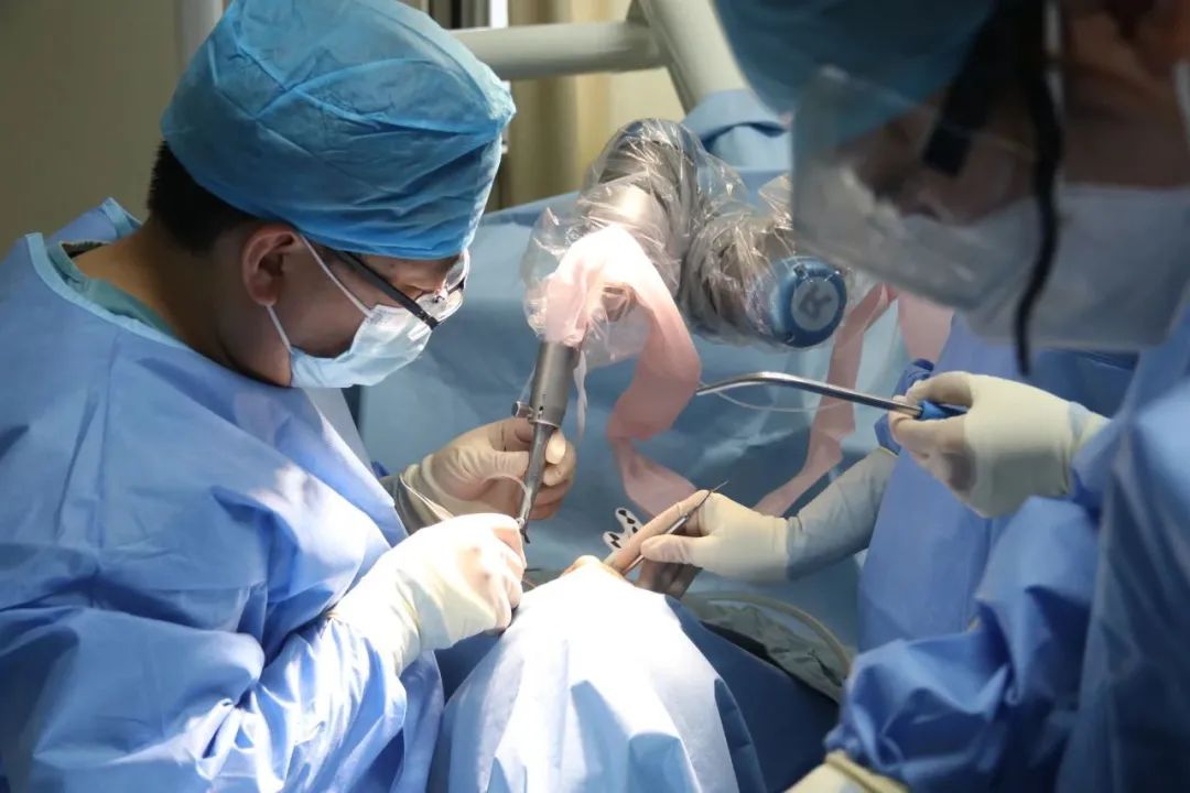 种植牙机器人开始广泛应用，但优秀的种植医生还是不可或缺