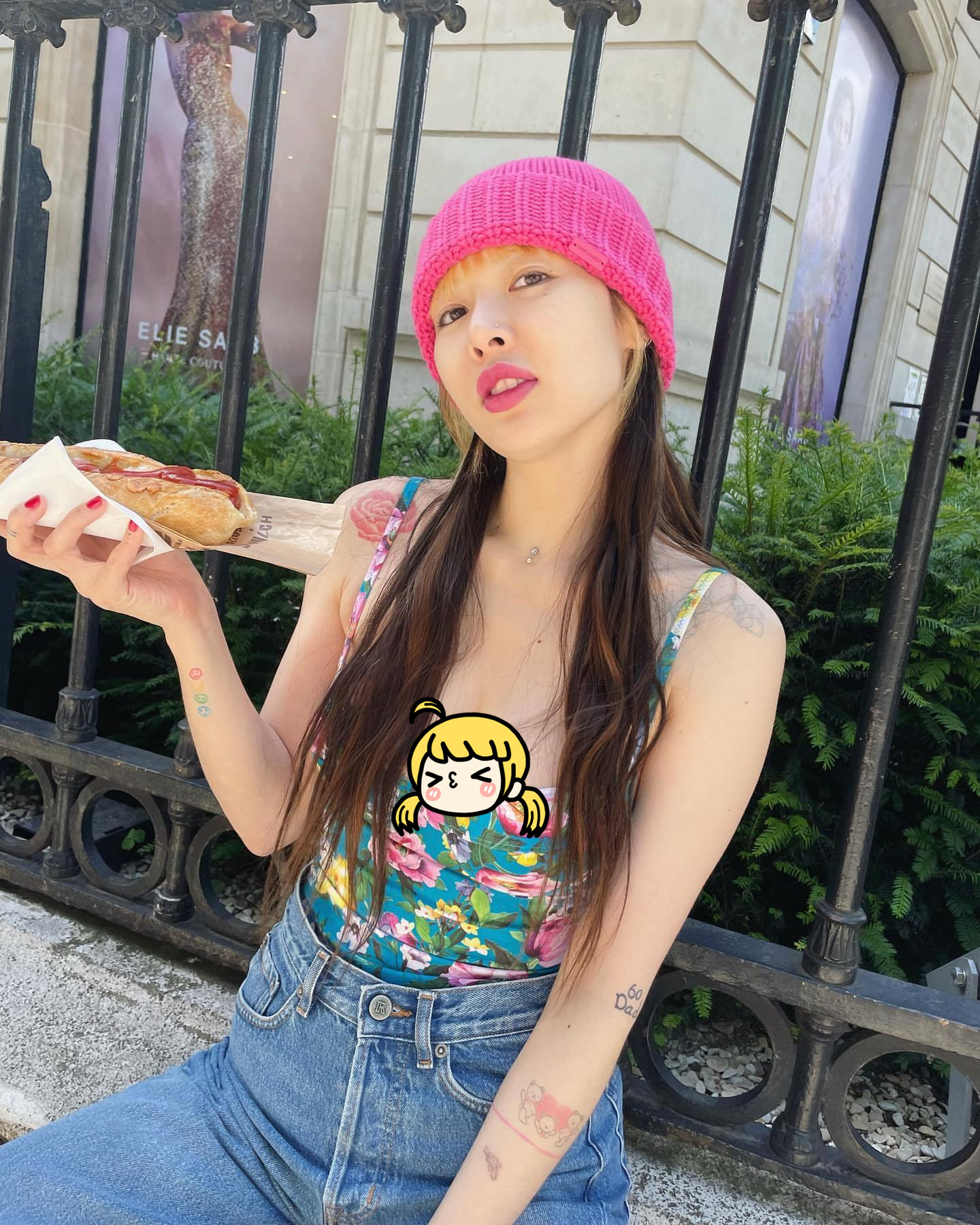 泫雅巴黎夏日烈日下的针织帽时尚秀出丰盈的身材