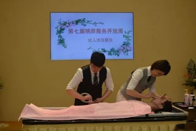 不能用手直接触摸身体，入殓师：与鬼神无关，即便是亲人也不可以