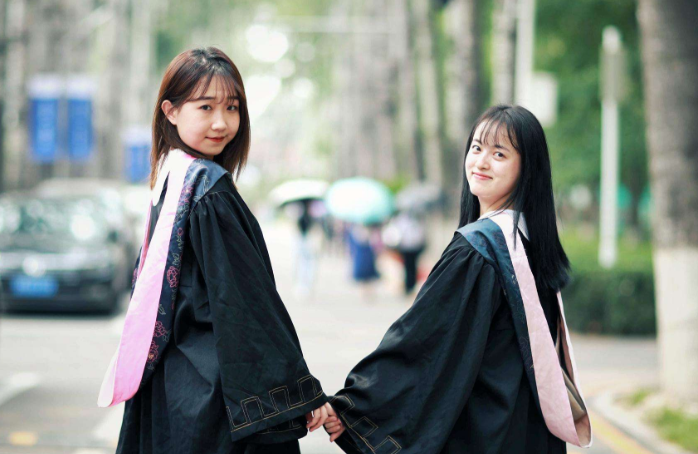 刚毕业大学生平均月薪“排行榜”出炉，金融学出人意料，更有黑马