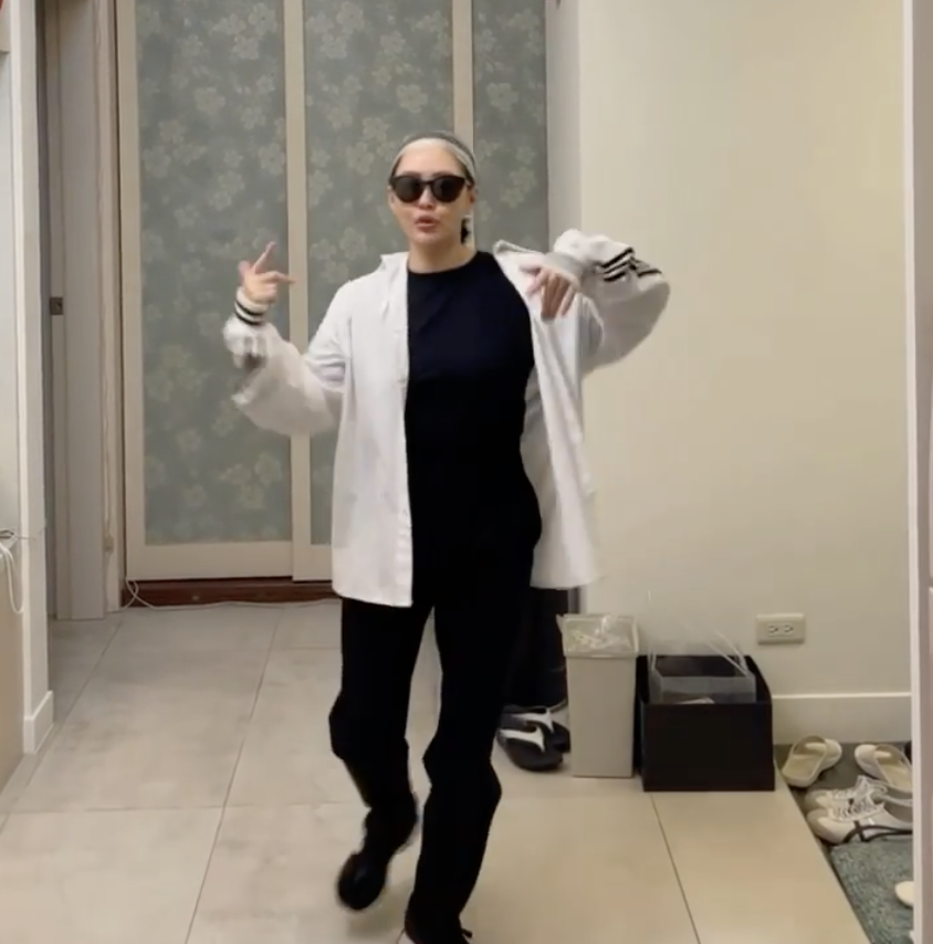 具俊晔隔离结束0点出关，坐车直奔大s家，小s模仿其唱跳迎新姐夫