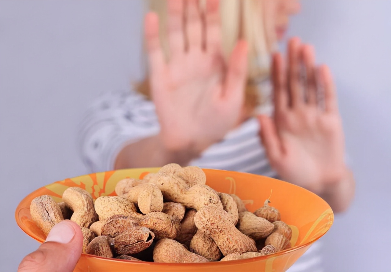 早起空腹吃几粒花生，坚持半个月，这4个好处也许“不请自来”