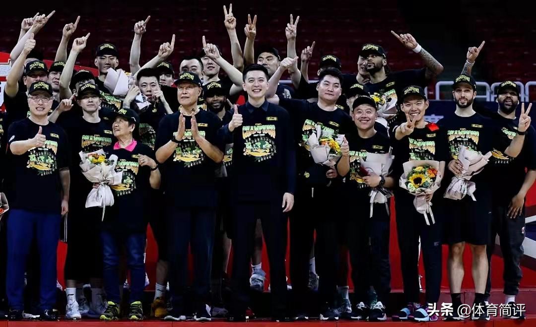 cba颁奖姚明为什么板着脸（不理解！姚明为何缺席辽宁男篮的总冠军颁奖典礼？主要原因很简单）